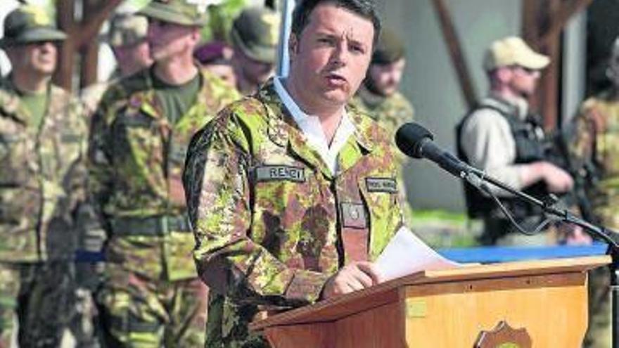 Renzi, ayer con las tropas italianas en Afganistán.
