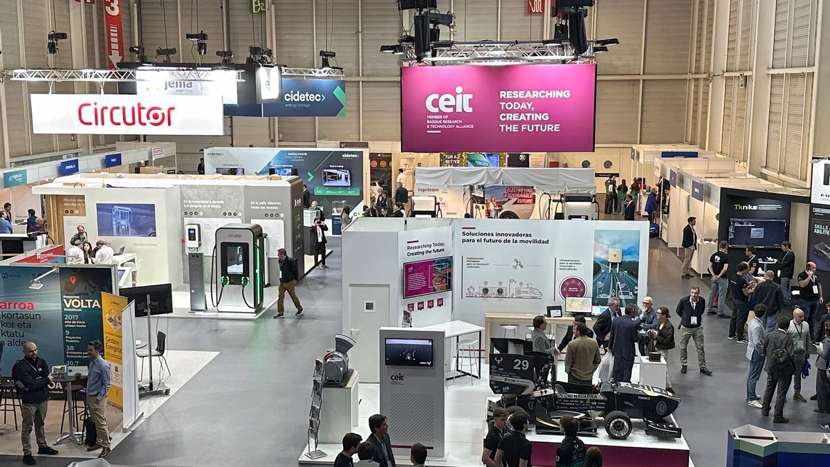 Diferentes expositores en la Mubil Mobility Expo que se celebra en Ficoba de Irun.