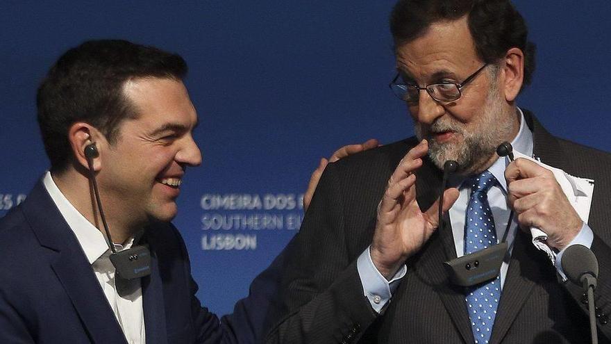 Mariano Rajoy, junto a Alexis Tsipras, primer ministro griego.