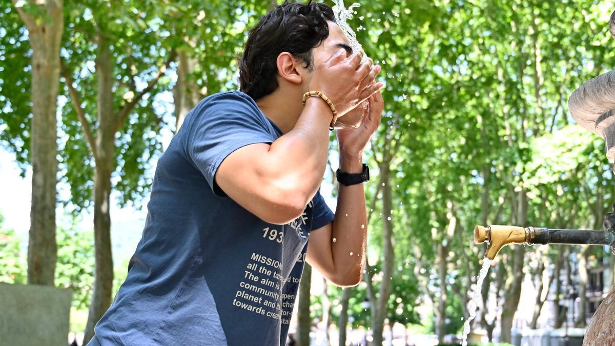 Un joven trata de refrescarse en un fuente de Bilbao en una de las jornadas extremadamente calurosas padecidas este mes de agosto.