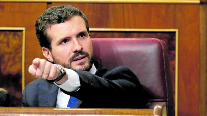 Pablo Casado se dirige a Pedro Sánchez desde su escaño en el Congreso. Foto: Efe