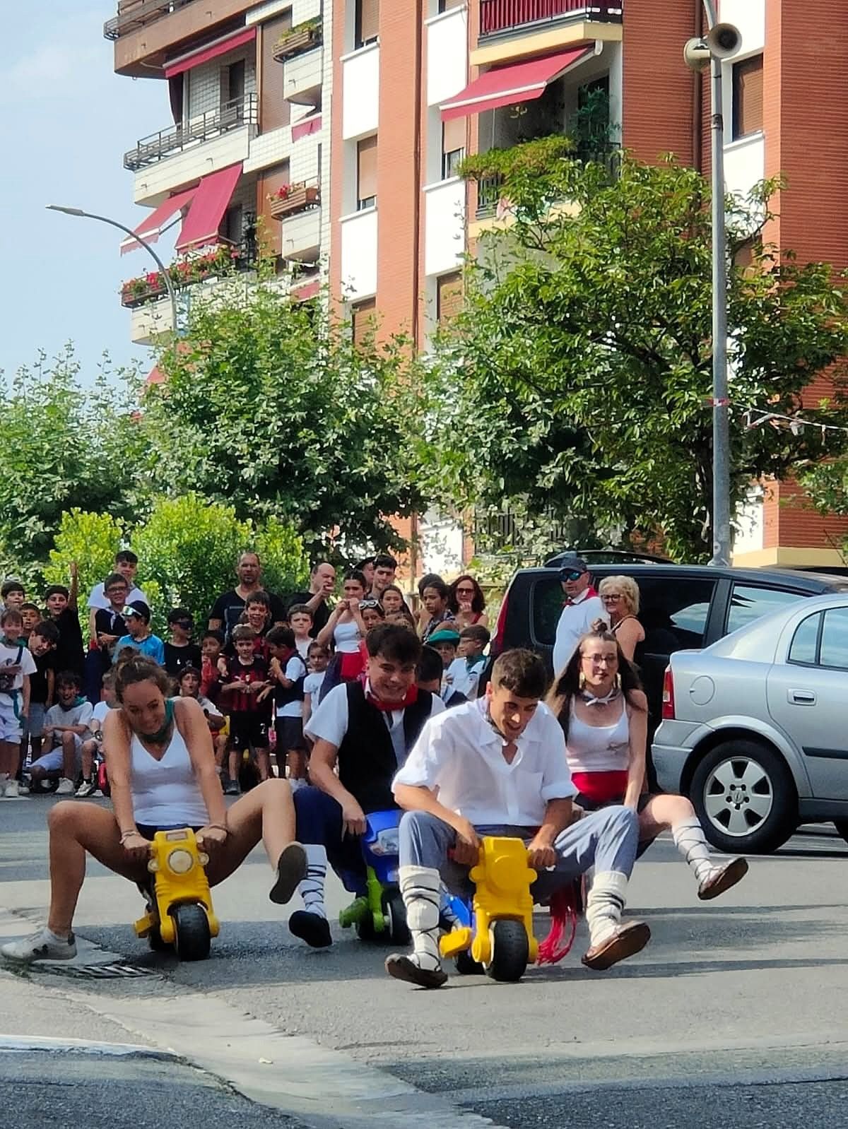 Carrera de motos de juguetes entre Cuadrillas en su puja por el Iguarrako de oro en la calle Iturralde
