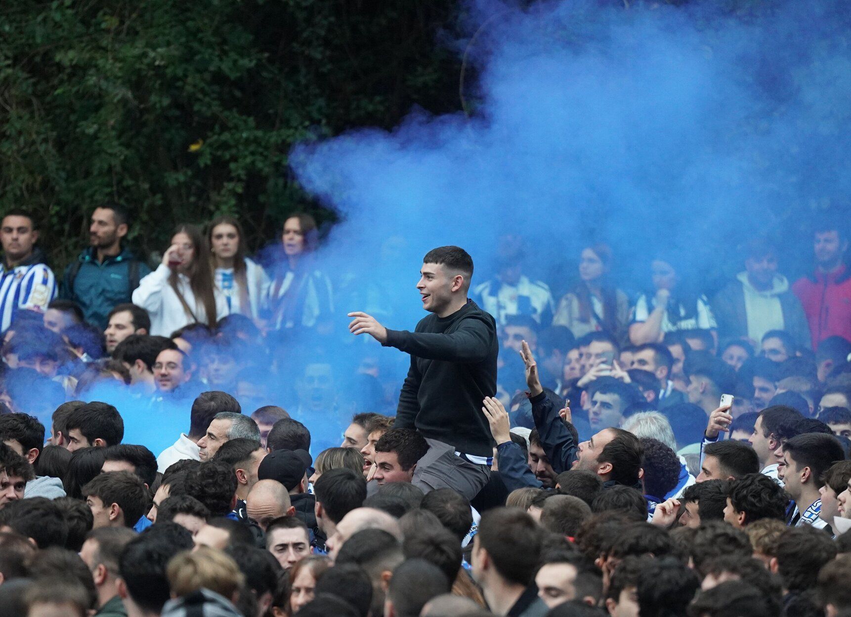 Recibimiento antes del derbi