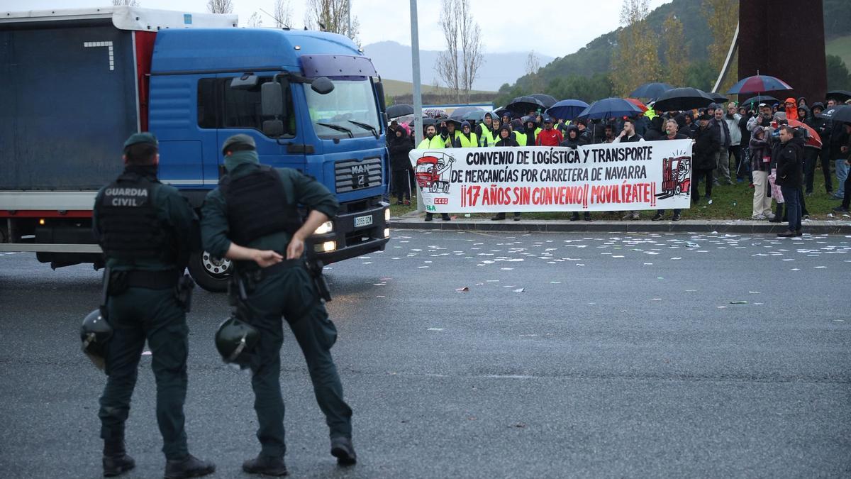 Centenares de trabajadores del transporte en Navarra rodean la sede de la patronal ANET.
