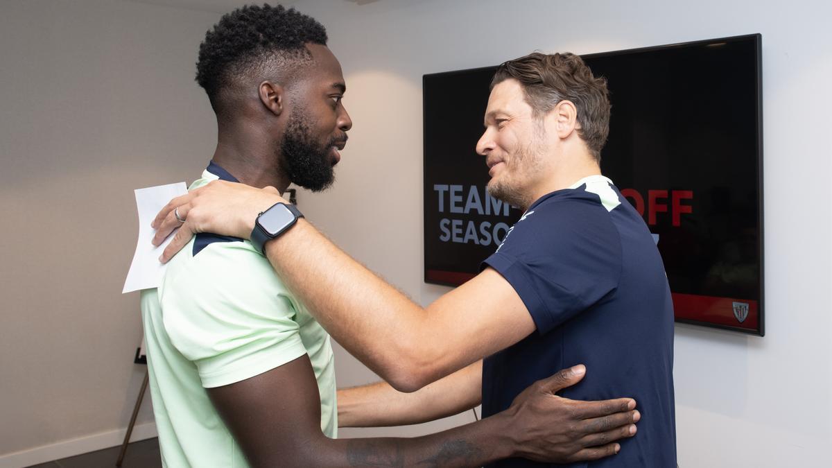 Iñaki Williams y Edin Terzic se saludan en el primer día de pretemporada del Athletic.