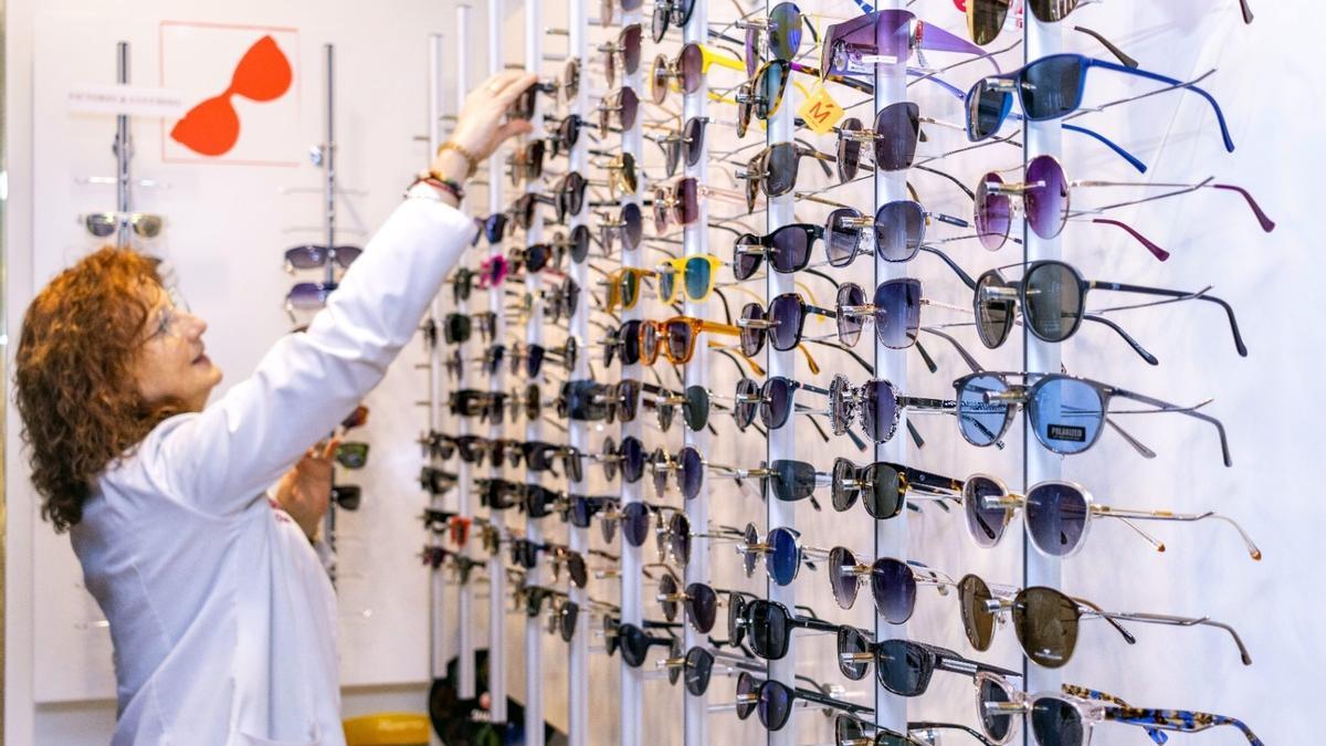 Las gafas de sol protegen al ojo.