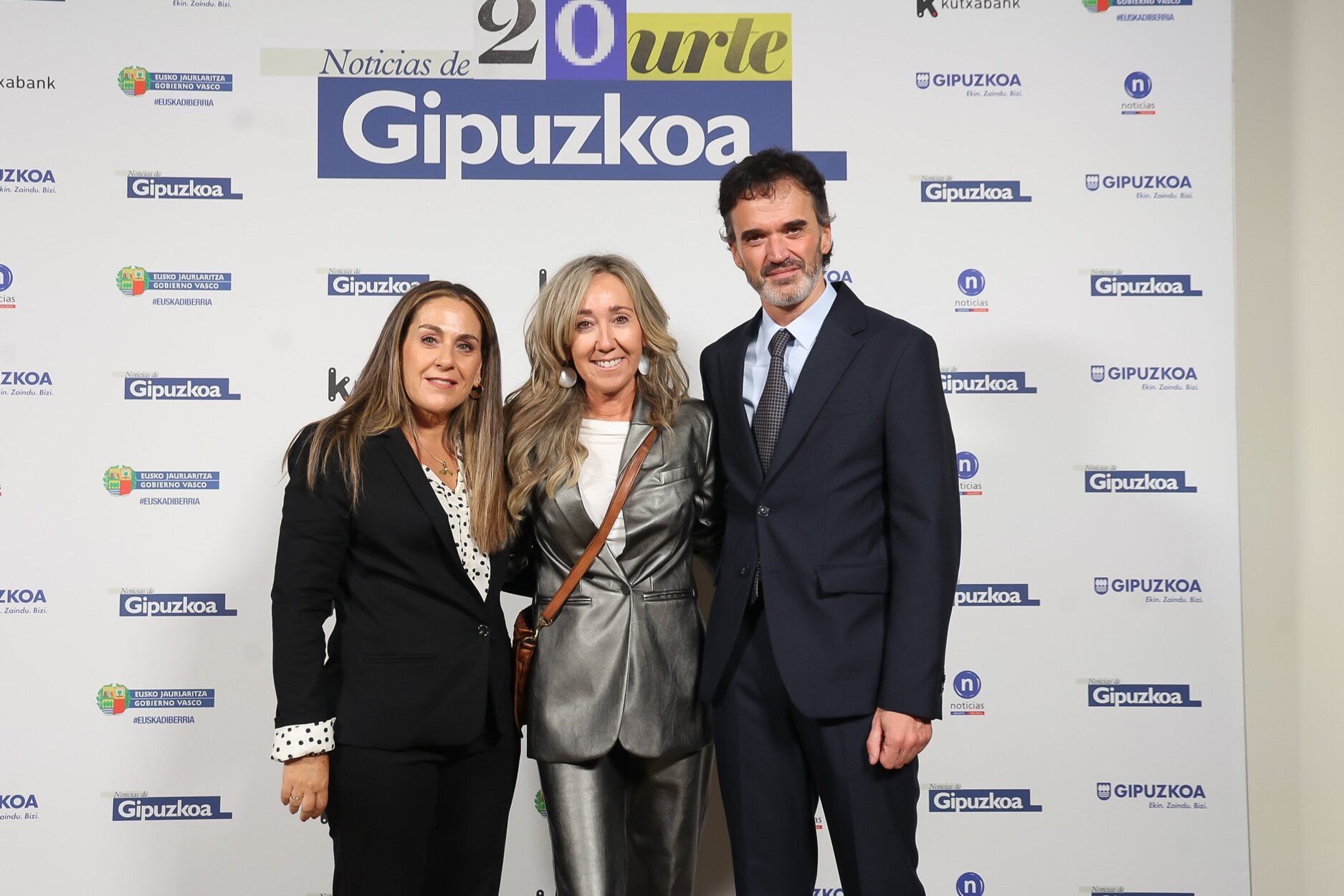 Isabel de Lope con Nora Askargorta y Xabier del Valle