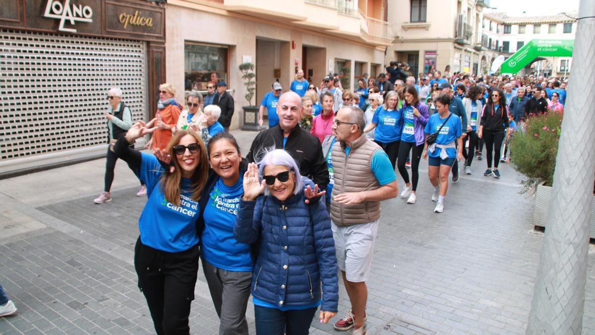 Tres tudelanas saludan a la cámara al poco de iniciar la marcha.