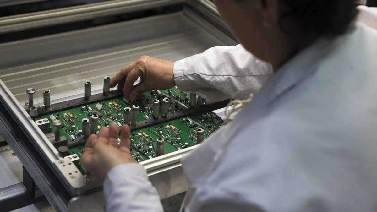 Una trabajadora instala circuitos electrónicos
