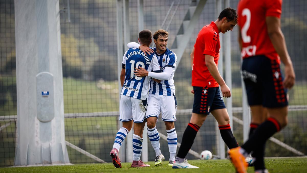 Karrikaburu y Goti celebran uno de los goles anotados ante Osasuna