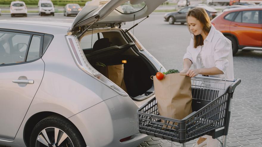 Alertan de robos en aparcamientos de supermercados mediante el 'método de la siembra'