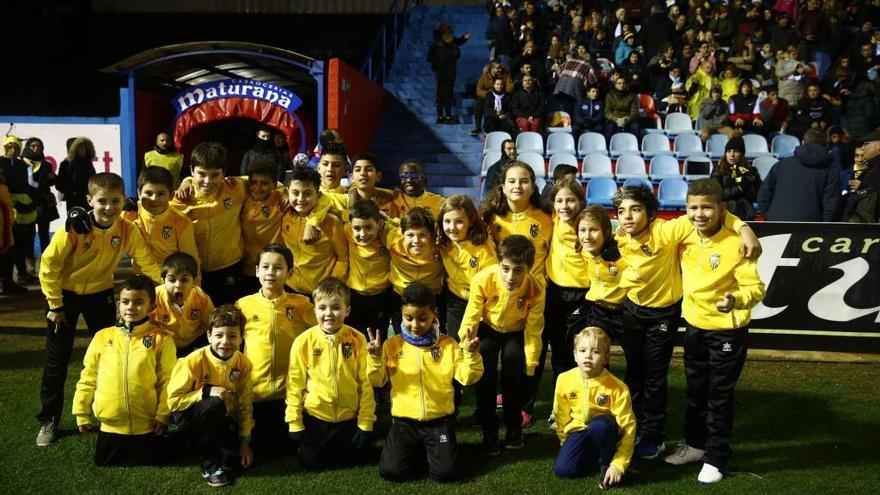 Los txikis de la Peña Azagresa, antes de recibir al equipo de Tercera en la Copa del Rey.