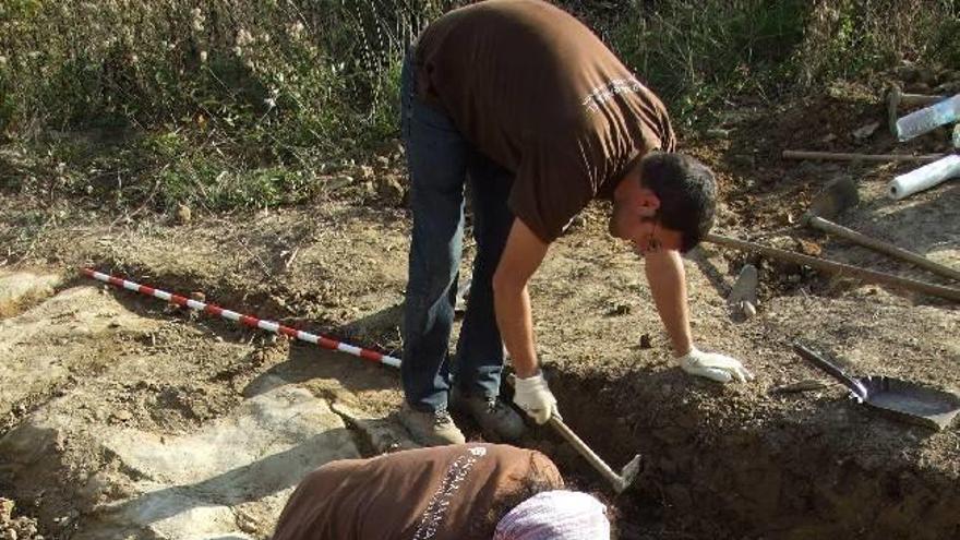 Estela hallada en la necrópolis y trabajos de excavación.