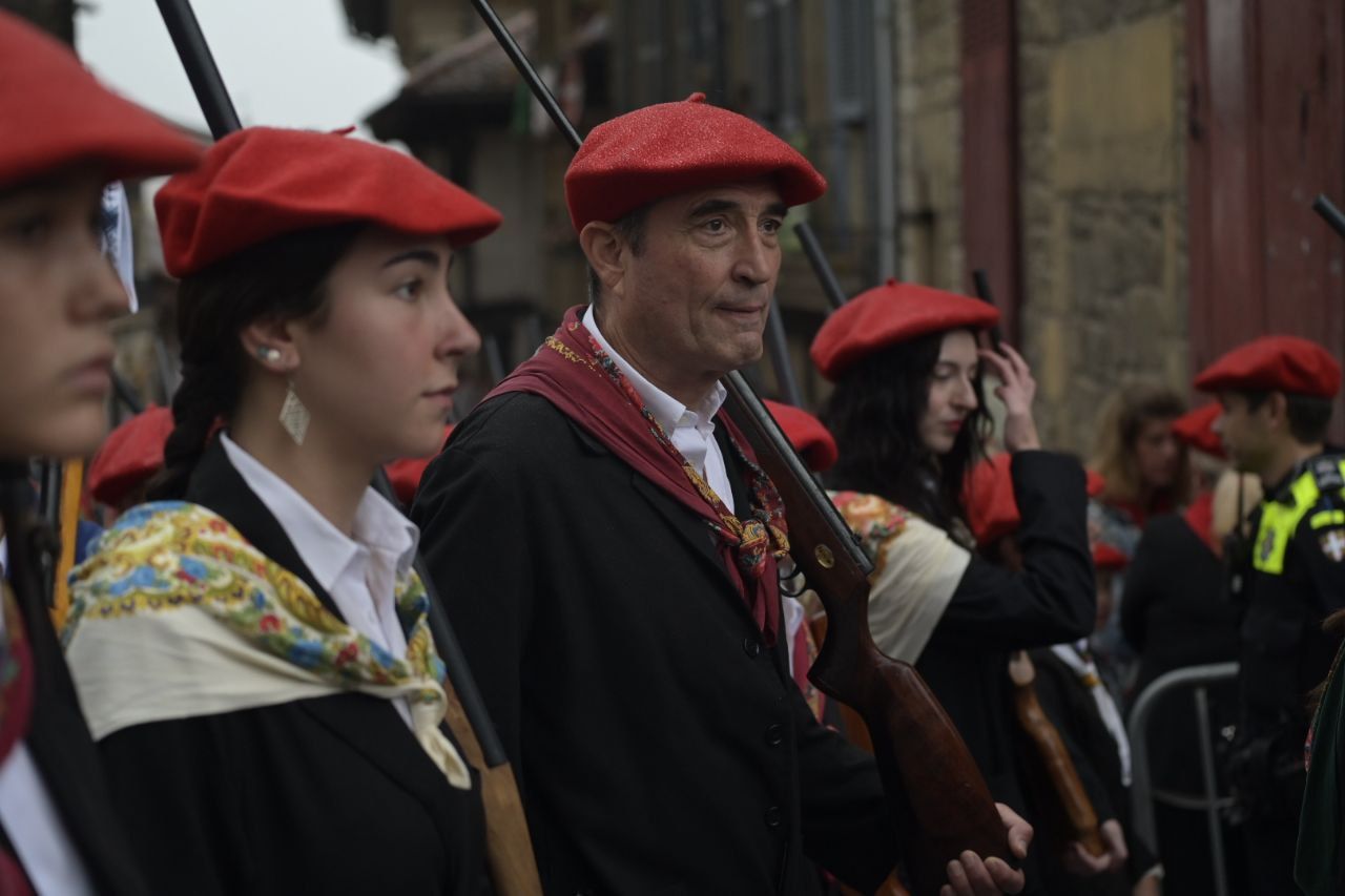 La compañía Jaizkibel desfila en Hondarribia