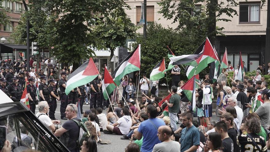 Tres detenidos, cinco identificados y cuatro ertzainas heridos en las protestas contra Israel en la Vuelta en Bilbao