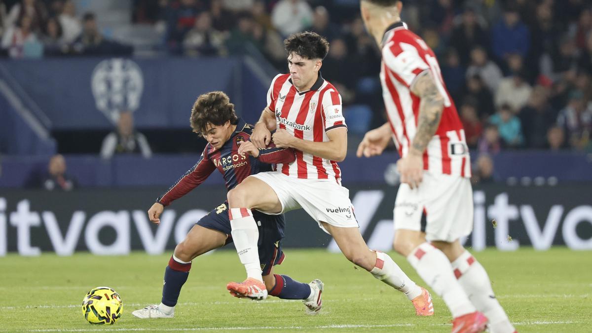 Alejandro Rego pugna por el balón con Carlos Álvarez.