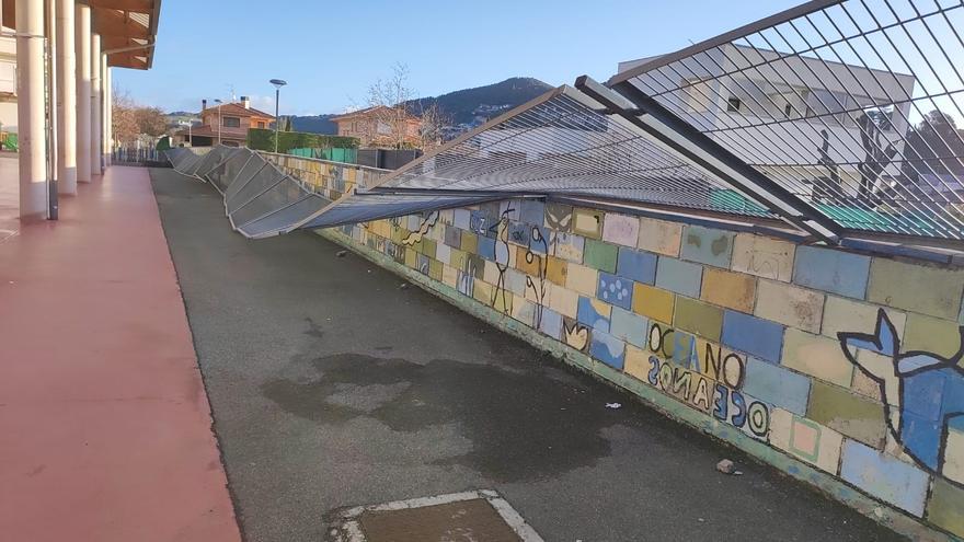 El viento derriba parte del vallado del colegio Remontival en Estella - Lizarra