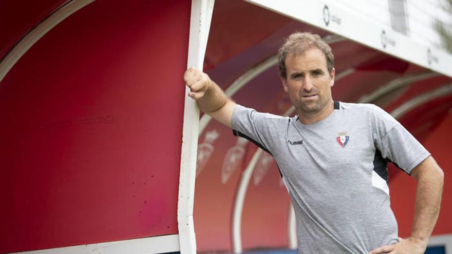 Arrasate posa en uno de los campos de Tajonar.