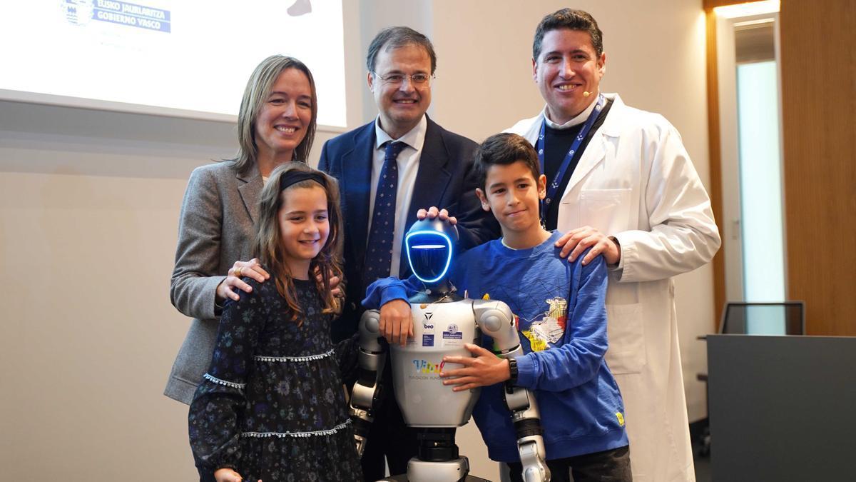 El robot SAAKI ha sido presentado este lunes en el HUA-Santiago.
