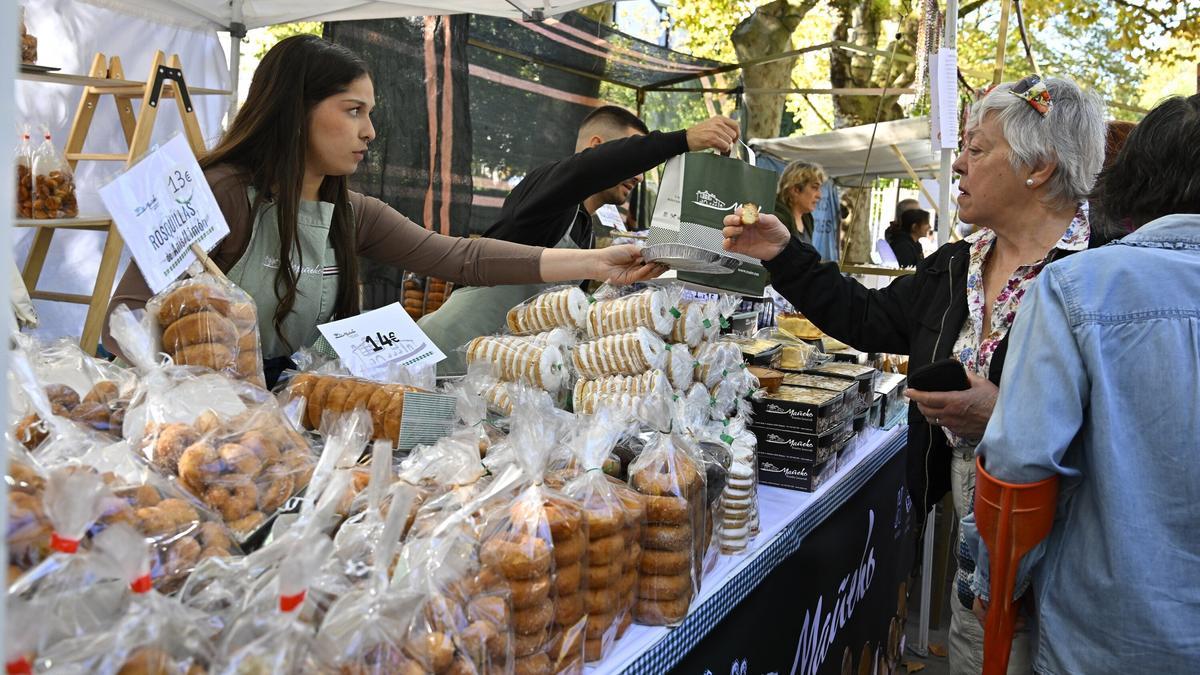 Los puestos de dulces no han faltado a la cita.