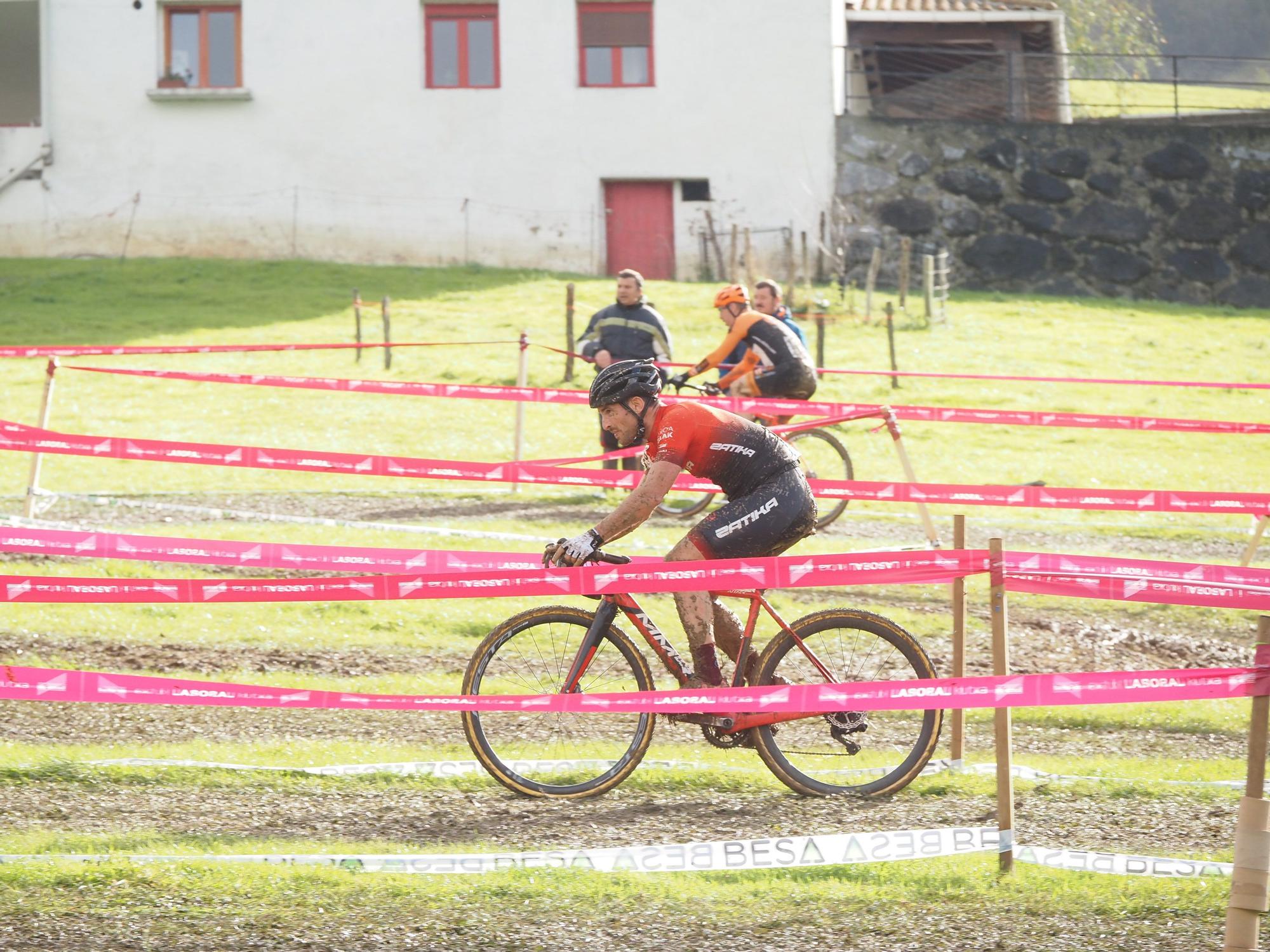 El barro se sumó al espectáculo de ciclocross en Elgoibar