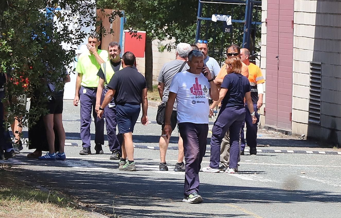 Trabajadores de BSH Esquíroz, antes de la asamblea en la que se ha presentado el preacuerdo