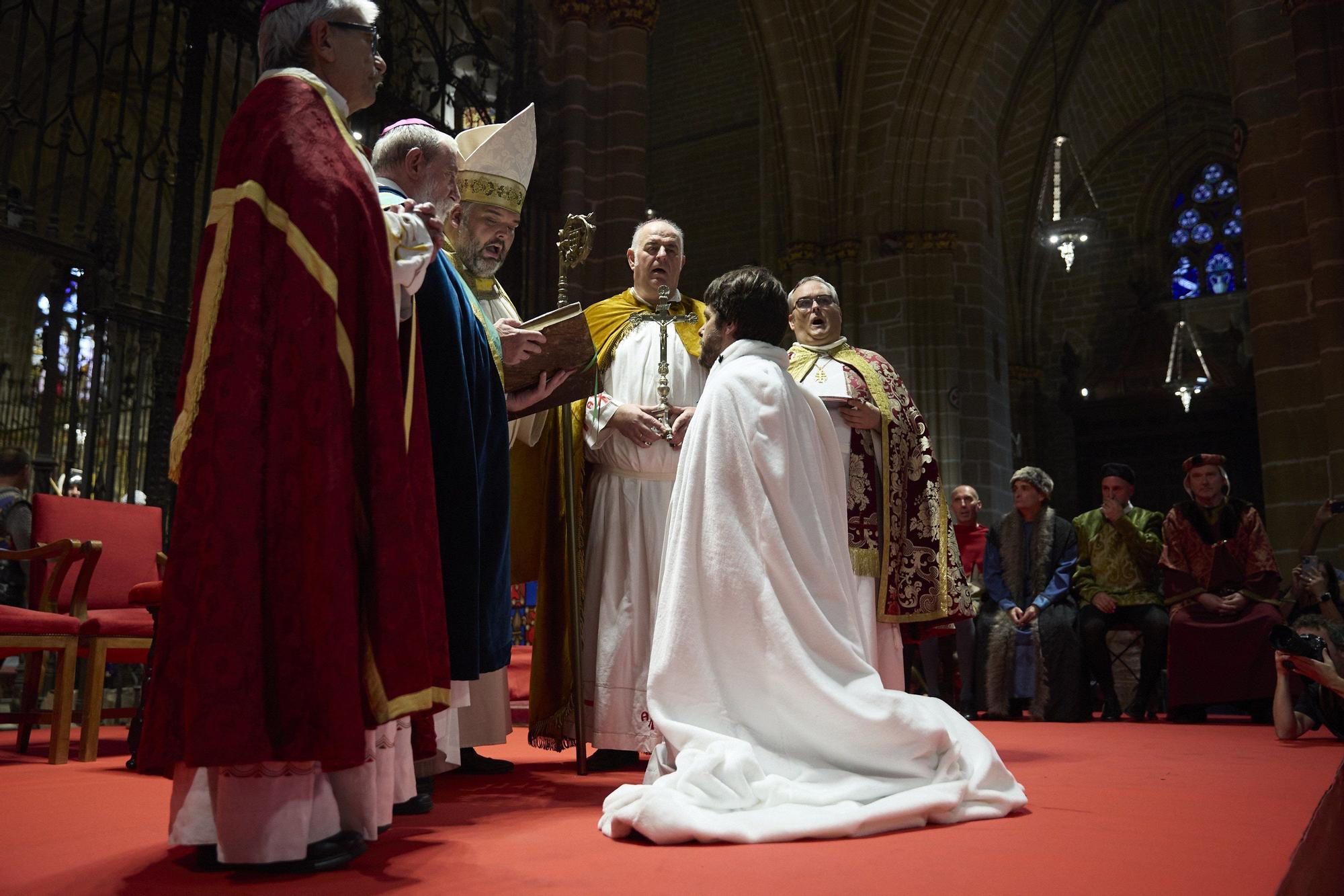 Fotos de la ceremonia de coronación de Carlos III, rey que unificó los tres burgos de Pamplona