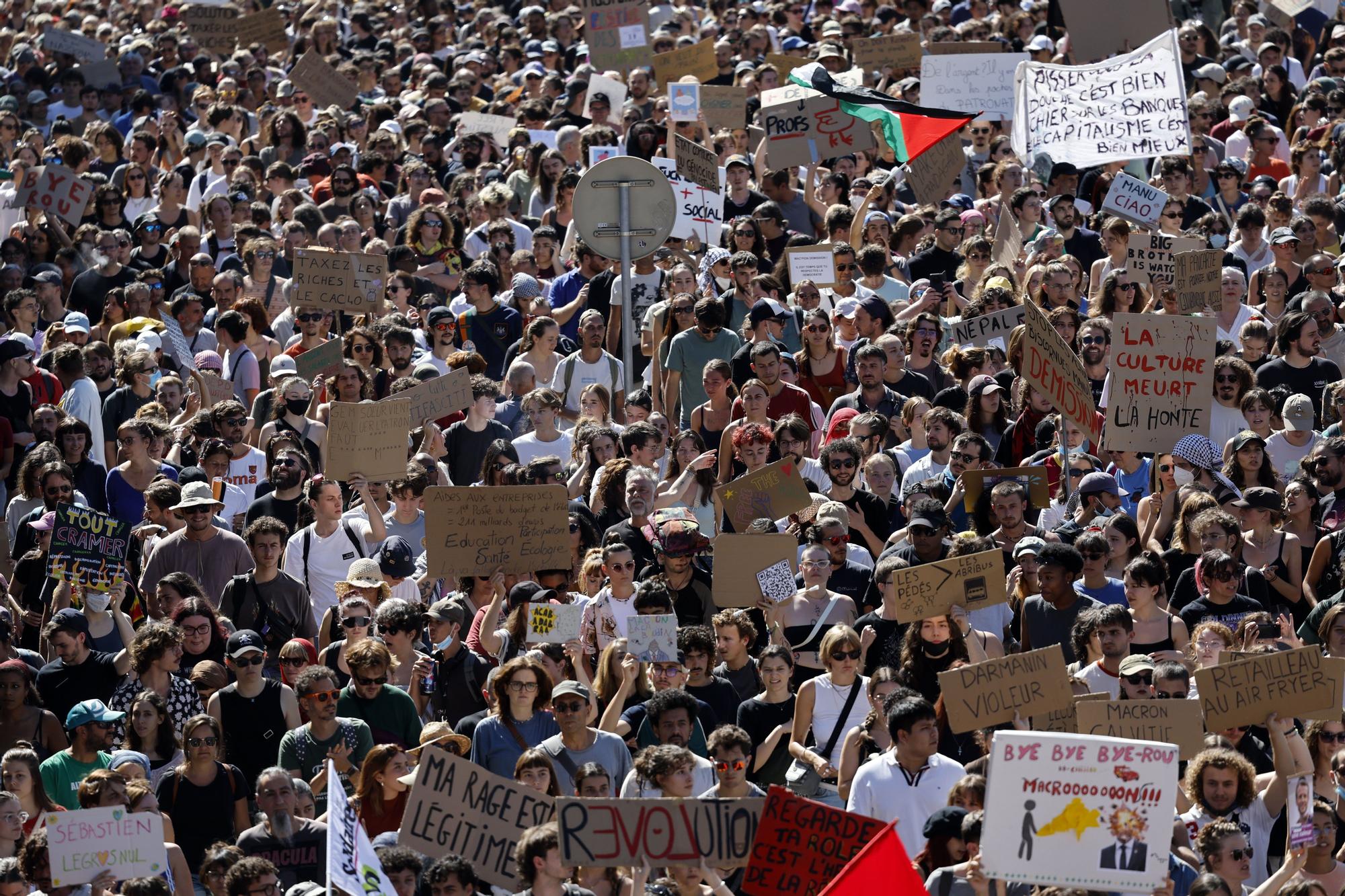 Casi 300 detenidos en una jornada de movilizaciones y bloqueos en Francia