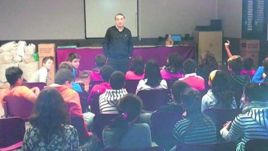 Los alumnos del IESO del Camino escuchan atentos a Ignacio García Roza.