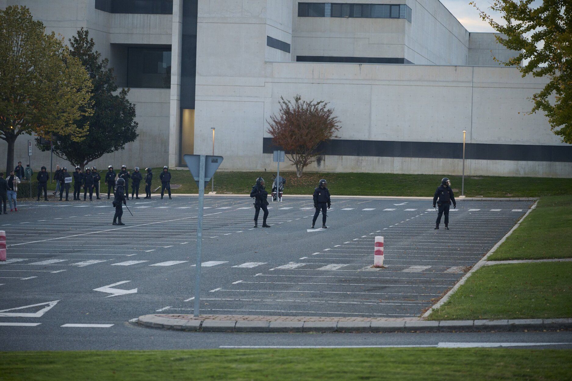 En imágenes | Altercados en la Universidad de Navarra tras la suspensión de un acto de Vito Quiles