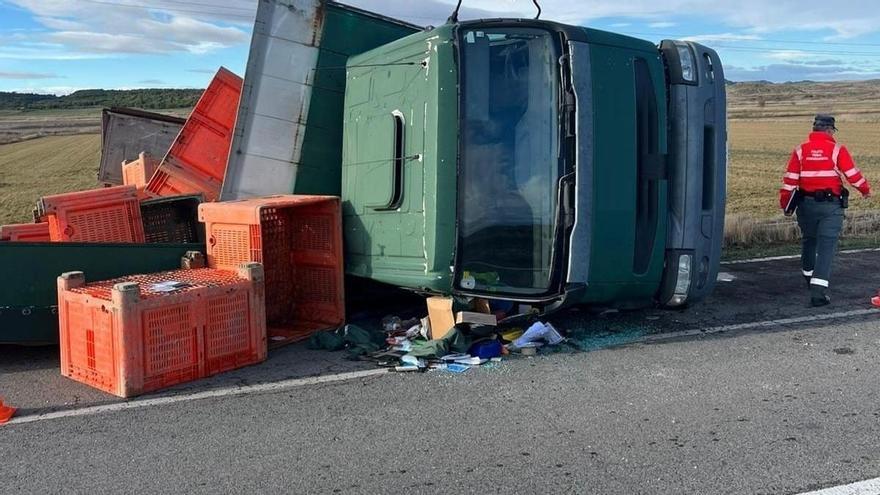 Un camionero de 51 años, herido tras volcar su vehículo en la NA-128, a la altura de Carcastillo