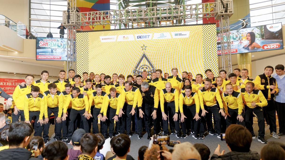 El Kairat, rival del Real Madrid en la Champions League, posa en un acto promocional