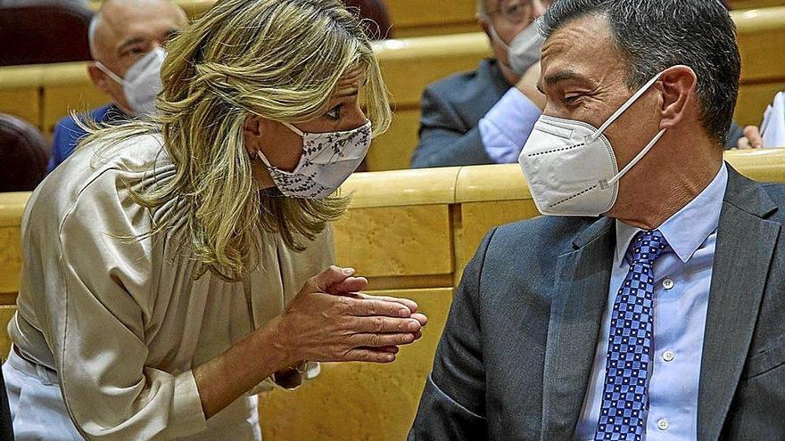 La vicepresidenta Yolanda Díaz, de Unidas Podemos, con el presidente español. Foto: Europa Press