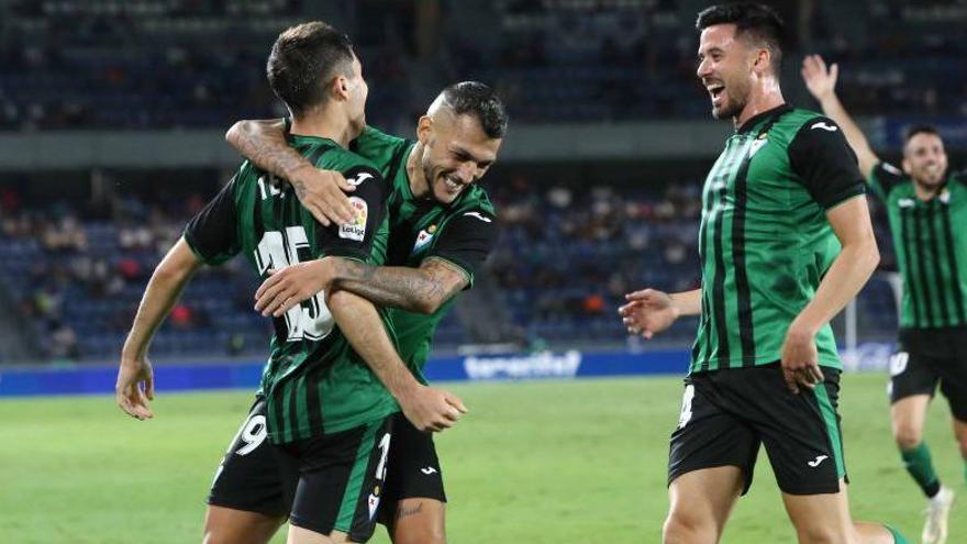 Los jugadores del Eibar celebran el gol del triunfo en Tenerife de esta temporada.