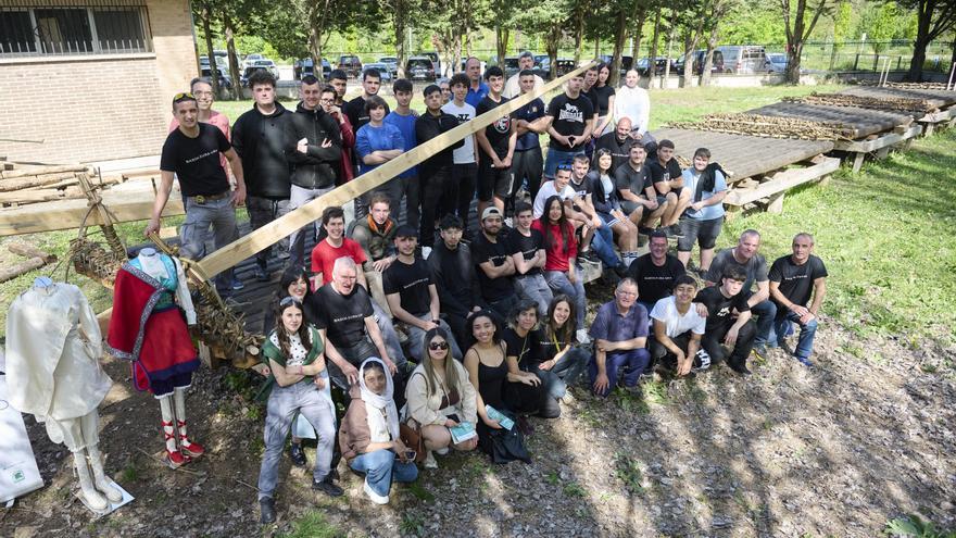 El centro Donibane de FP entrega la Almadía y el traje de almadiera