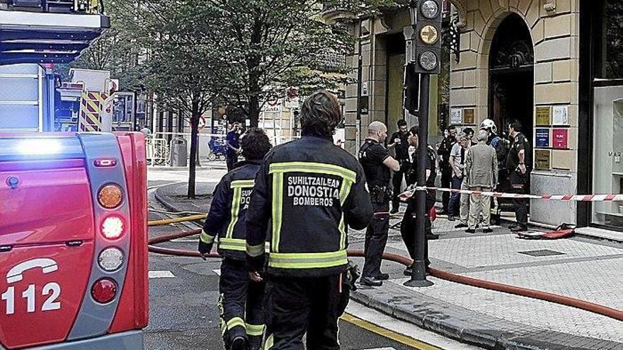 Bomberos en la calle Prim