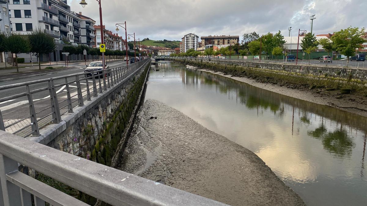 Río de Zumaia, que no se puede bañar en él hasta mínimo este domingo.