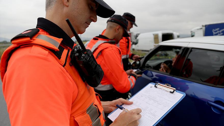 Ertzaintza y policías locales intensifican la vigilancia de las distracciones al volante este fin de semana