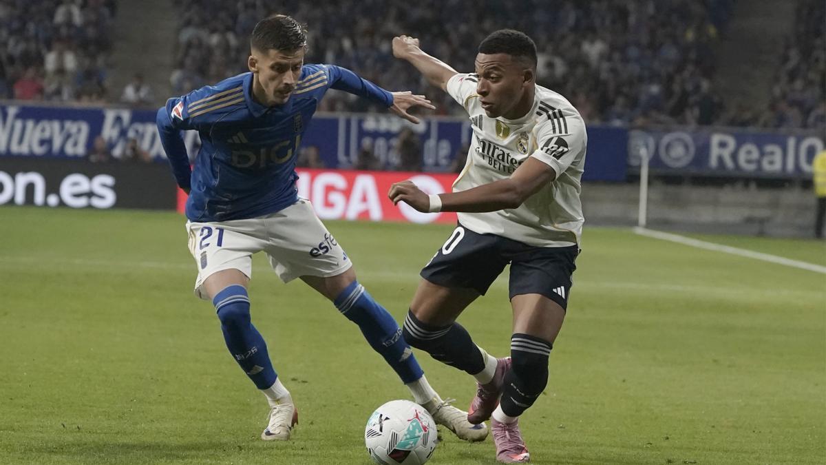 Luka Ilic y Kylian Mbappé, en un partido.