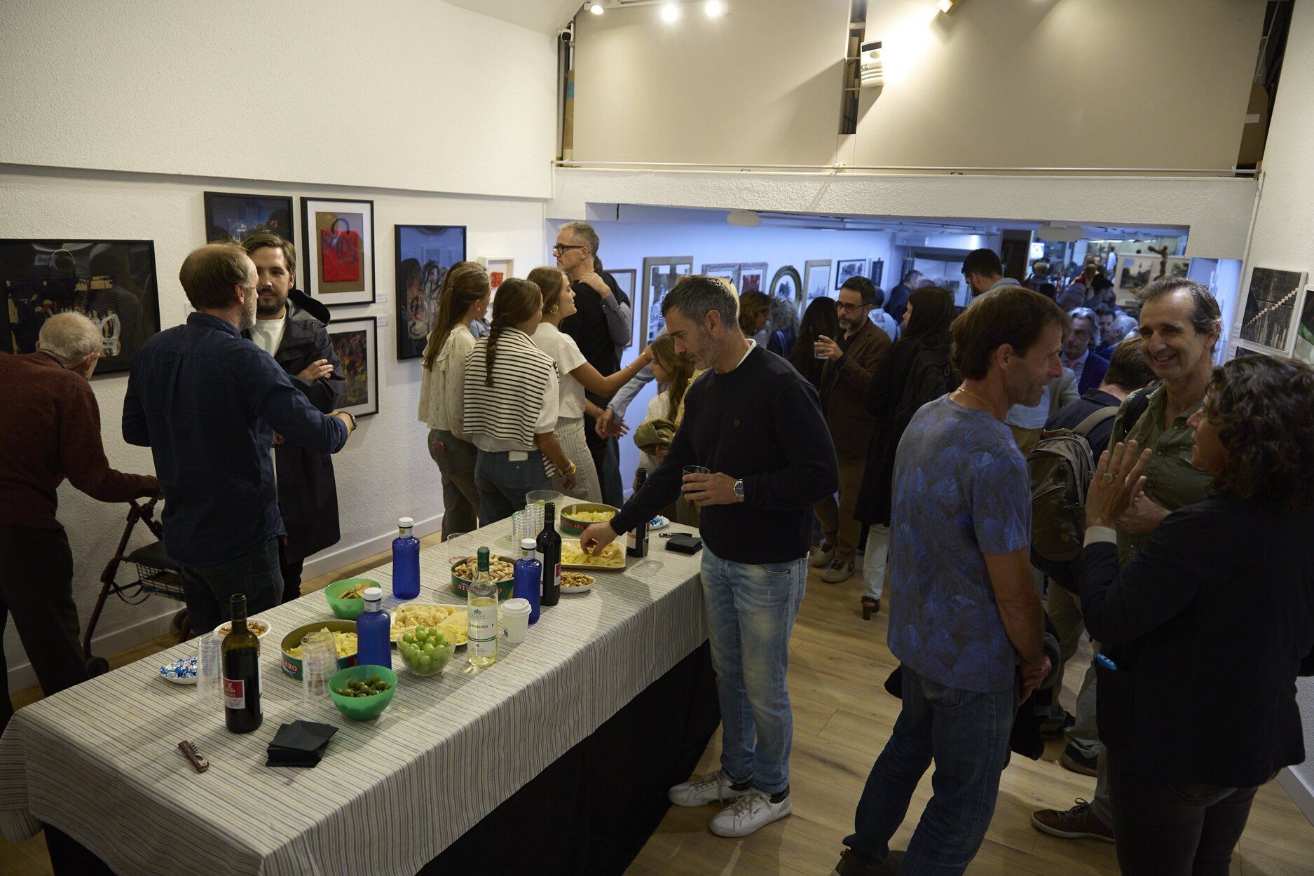 Fotos de la inauguración de la exposición colectiva de Lab&, en la que se presenta el trabajo de seis creadoras/es