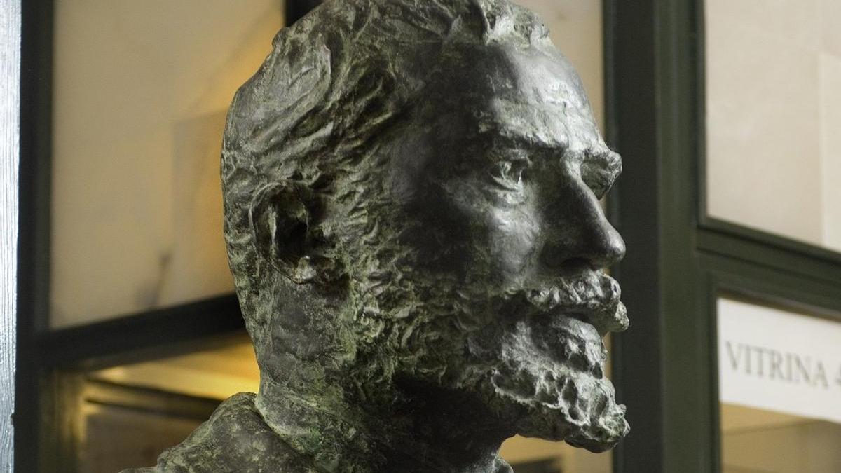Busto del tenor Julián Gayarre, obra de Mariano Benlliure, en el vestíbulo de la Casa Museo.