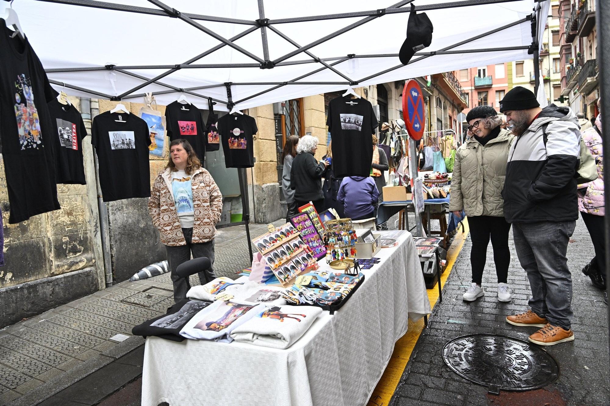 En imágenes: el mercado del Dos de Mayo se viste de Navidad