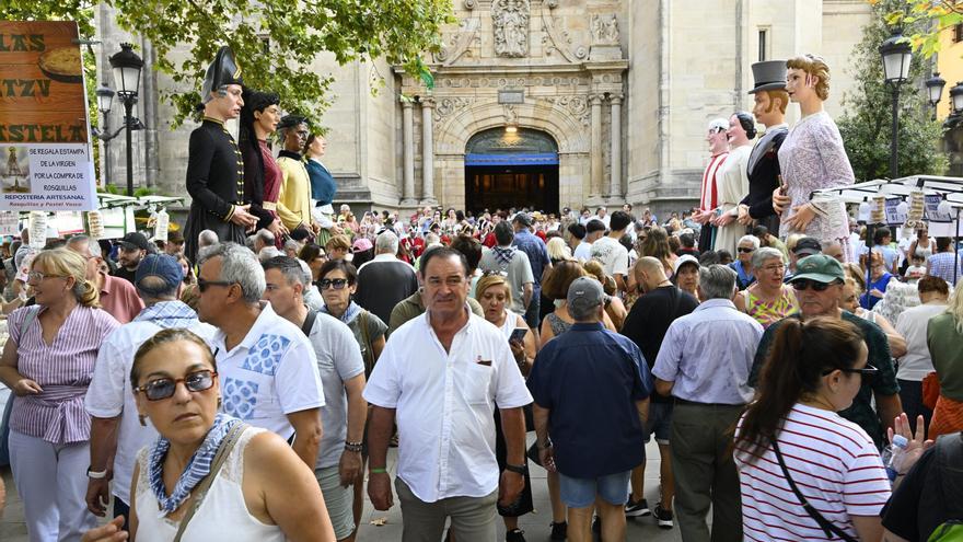 En imágenes: miles de files abarrotan Begoña para honrar a la Amatxu