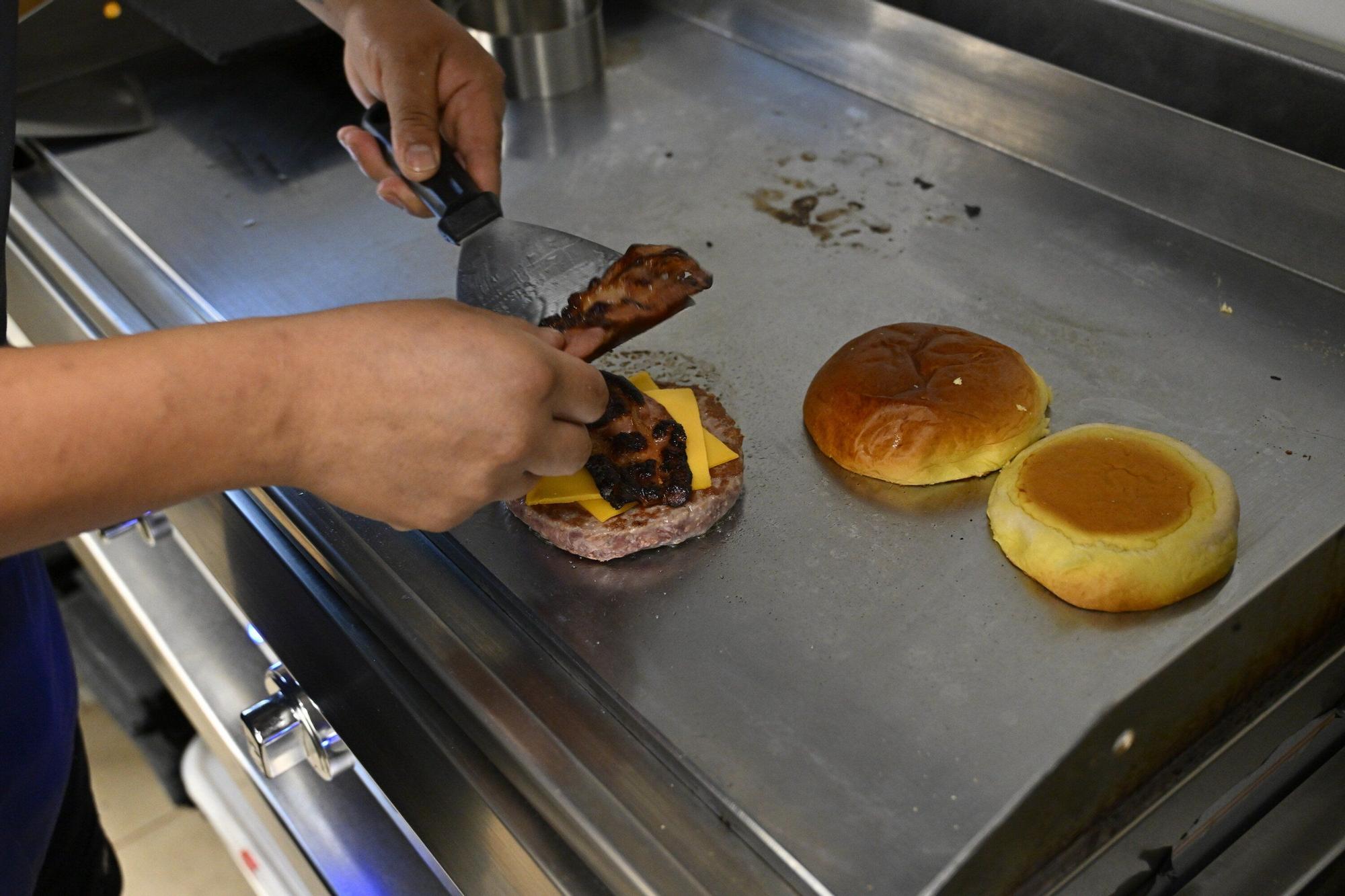 Carne, queso y bacon en la plancha.jpg