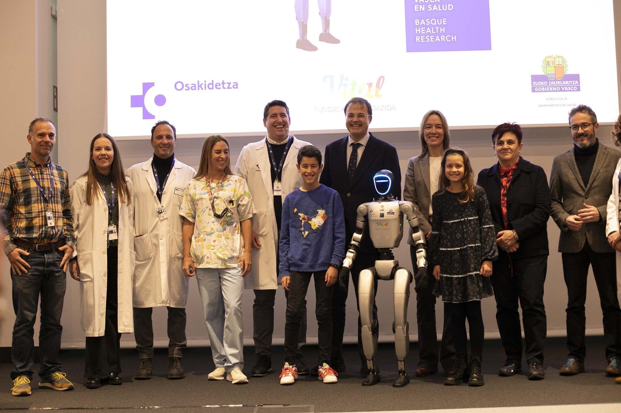 En imágenes: Así es SAAKI, el nuevo robot pediátrico que ayudará a los niños ingresados en el HUA-Txagorritxu