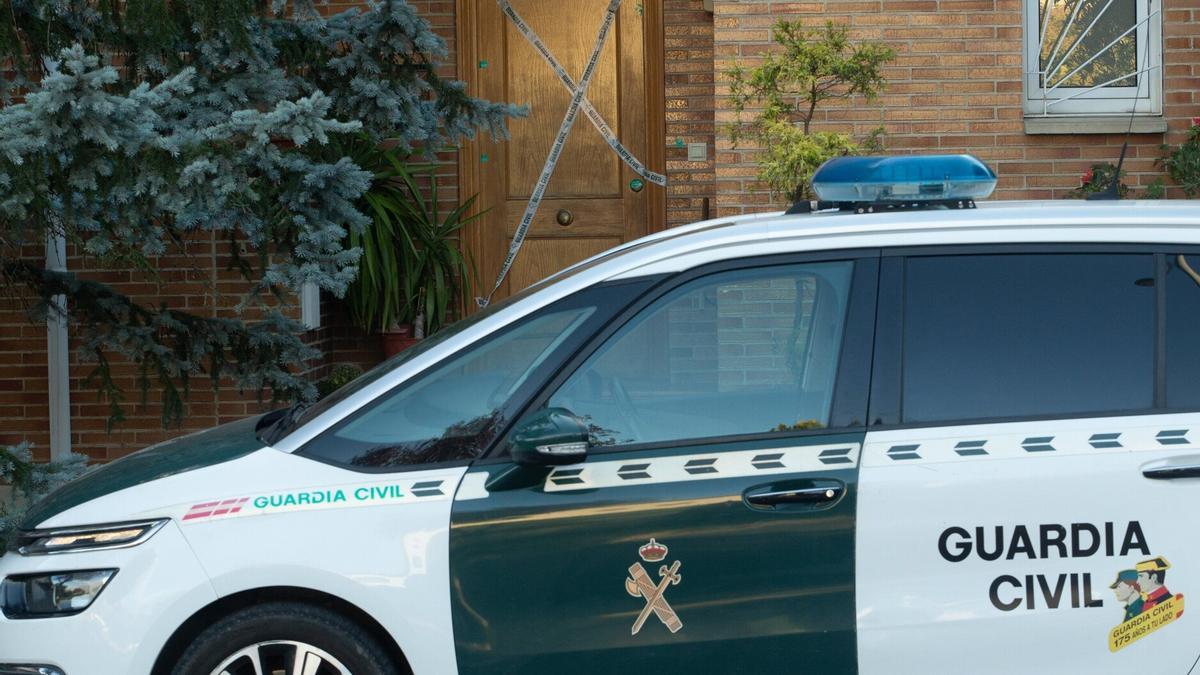 Una patrulla de la Guardia Civil en el exterior del domicilio.