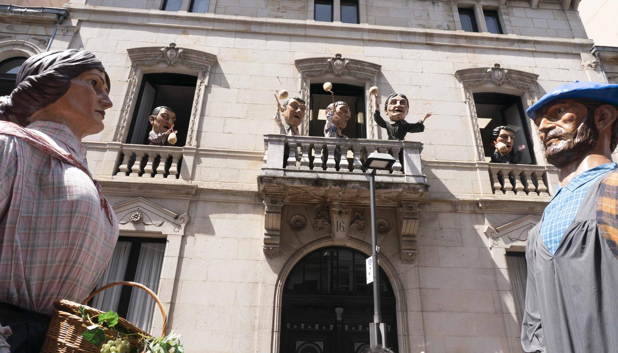 En imágenes: la comparsa de gigantes y cabezudos se despide de La Blanca 2025