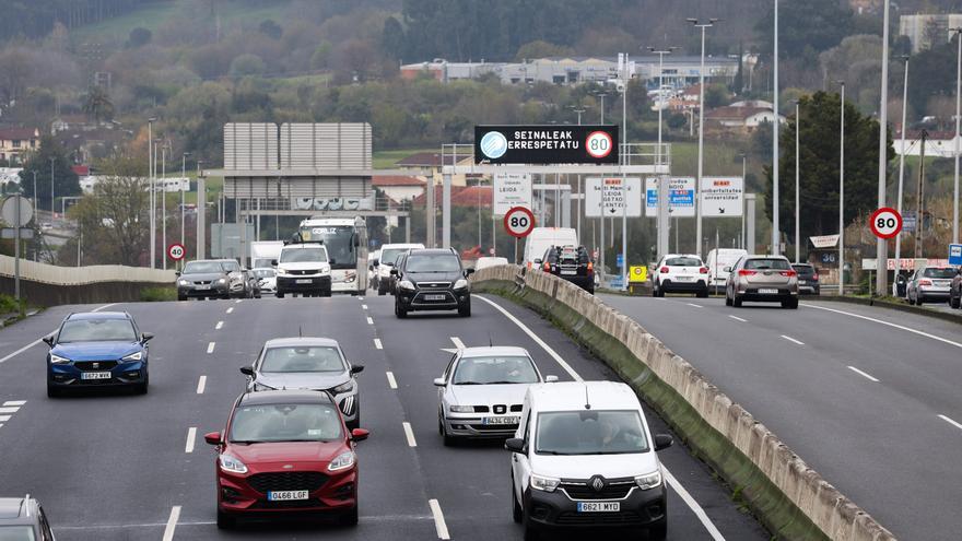 Importantes atascos en el Txorierri, La Avanzada y la A-8 tras un accidente múltiple en Erandio