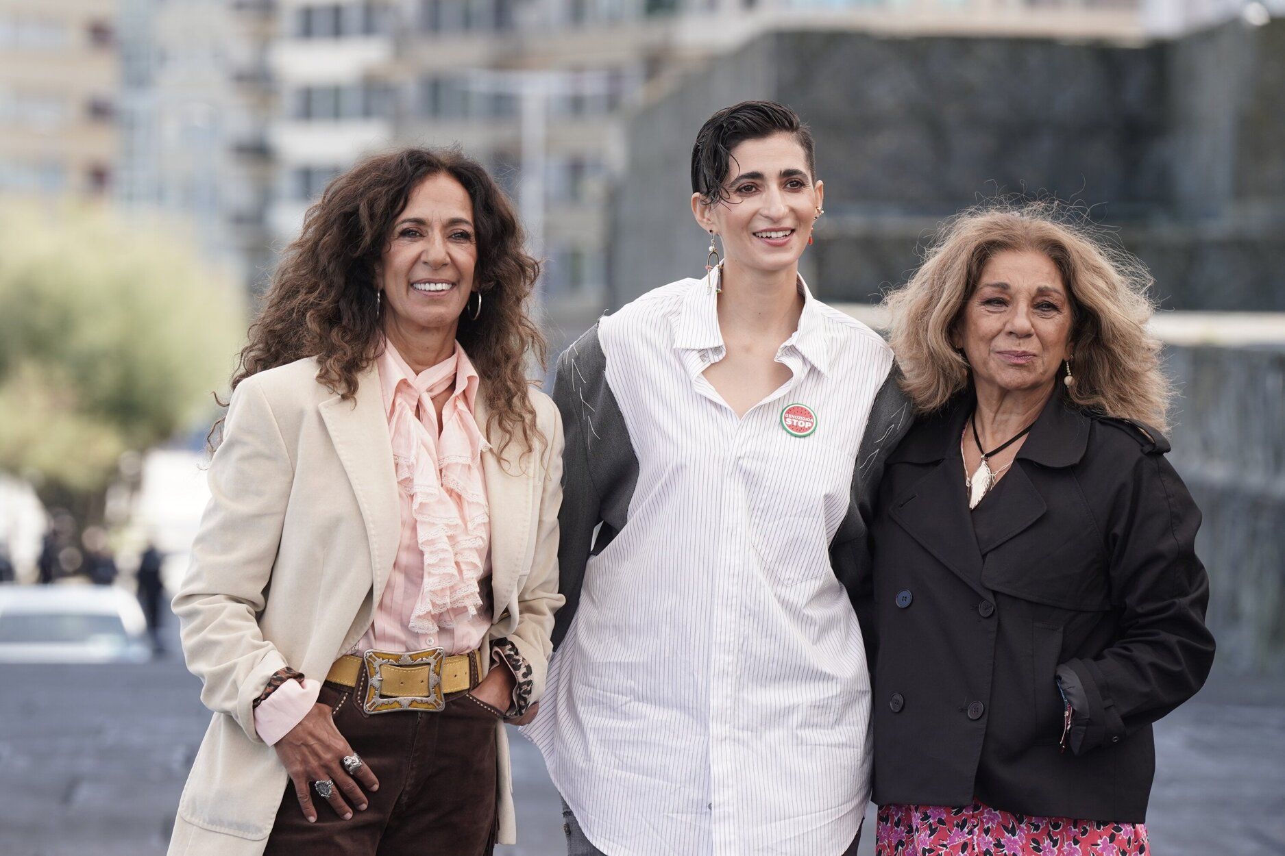 Rosario, Alba y Lolita Flores