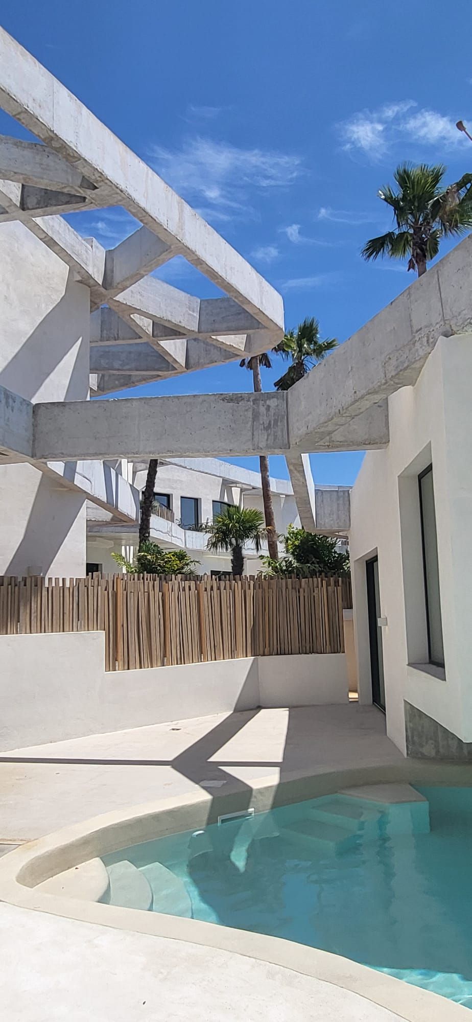 Lo rompedora piscina Mediterranean Sea, diseñada por una constructora donostiarra, para un hotel en Menorca